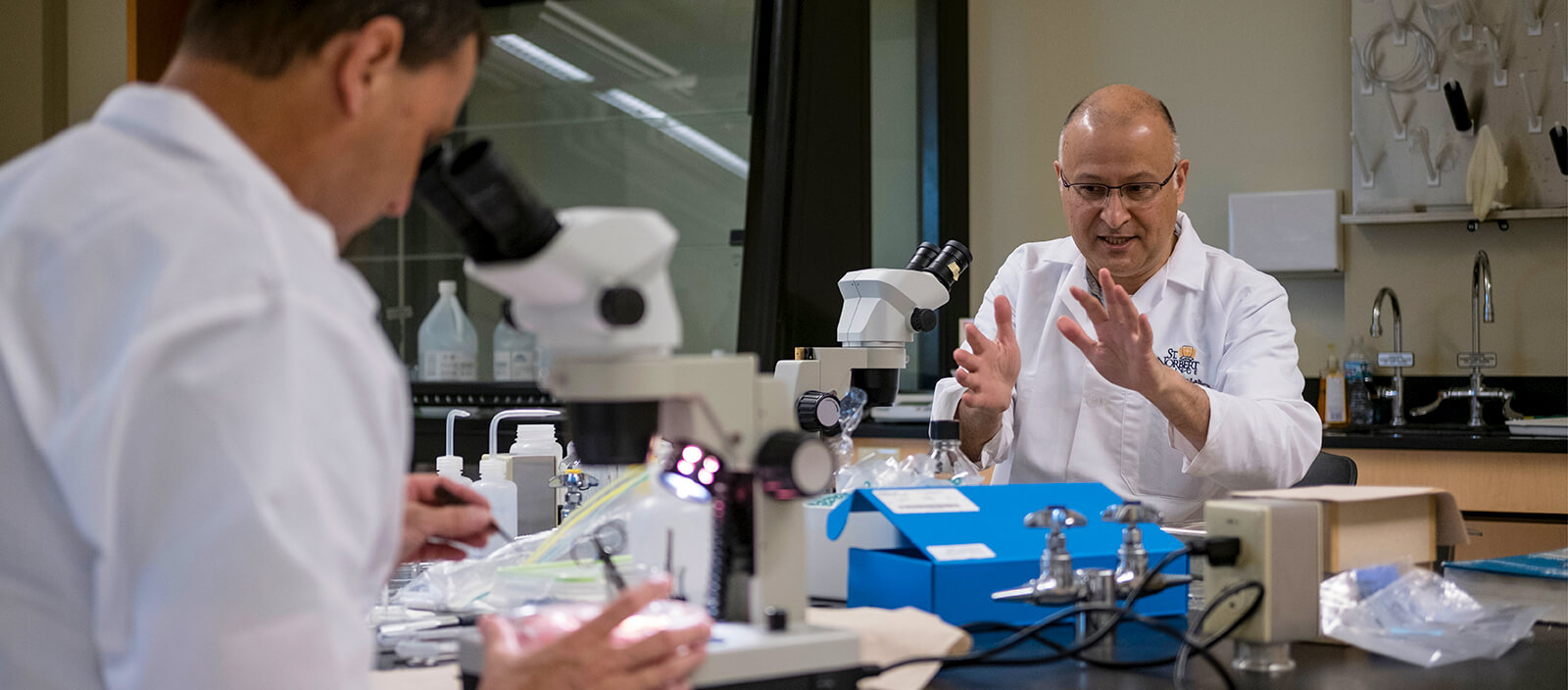 Professor Anindo Choudhury in the lab with students.